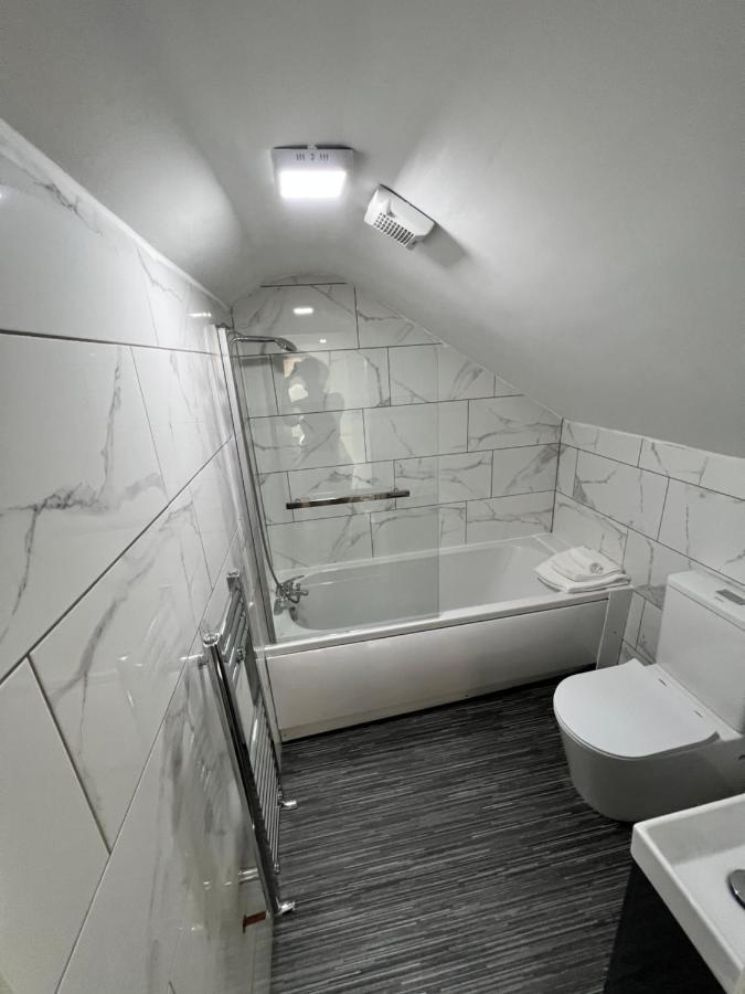 Stunning & Modern En-suite Bedrooms In *